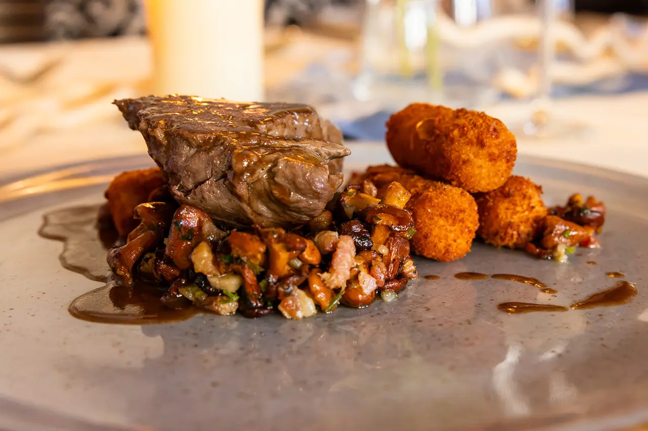 Angerichteter Teller mit Rinderfilet